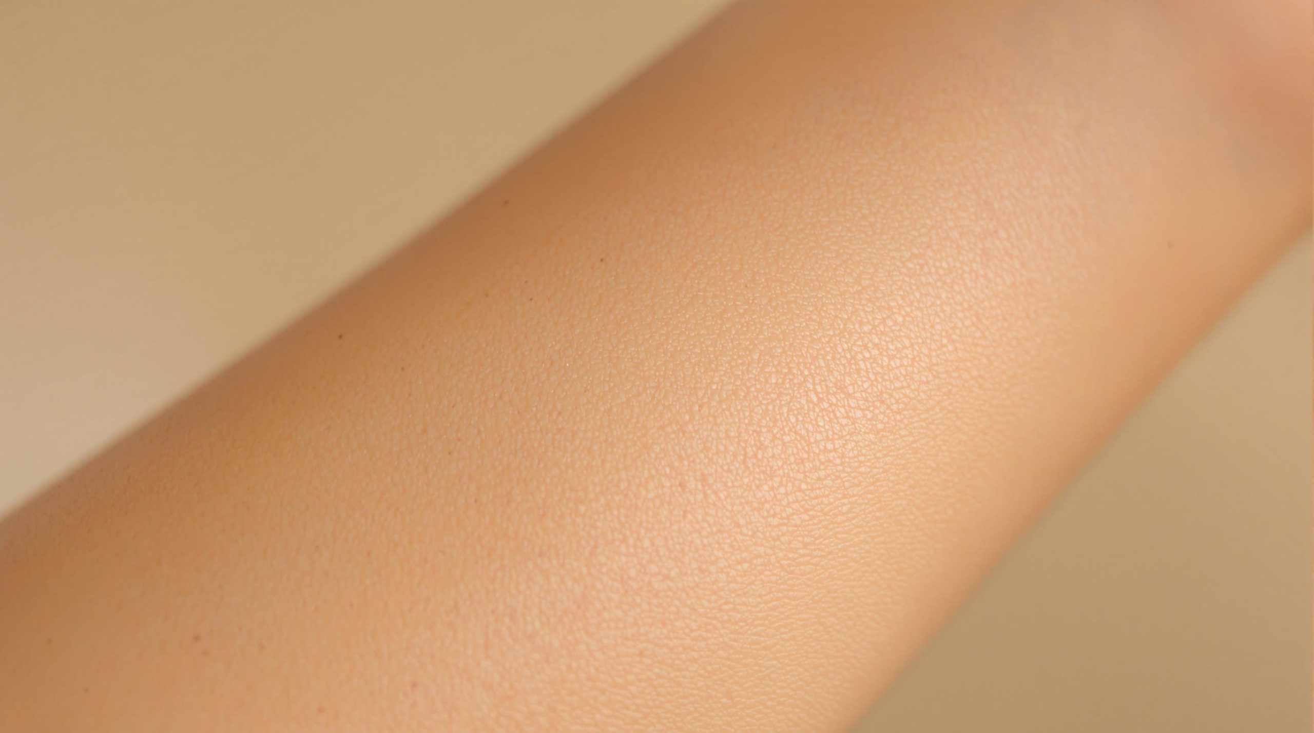 Peau de fraise sur les bras : comprendre et traiter efficacement